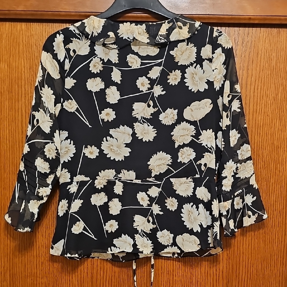 Chic Floral Ruffle Blouse in Black and Cream - Picture 5 of 5
